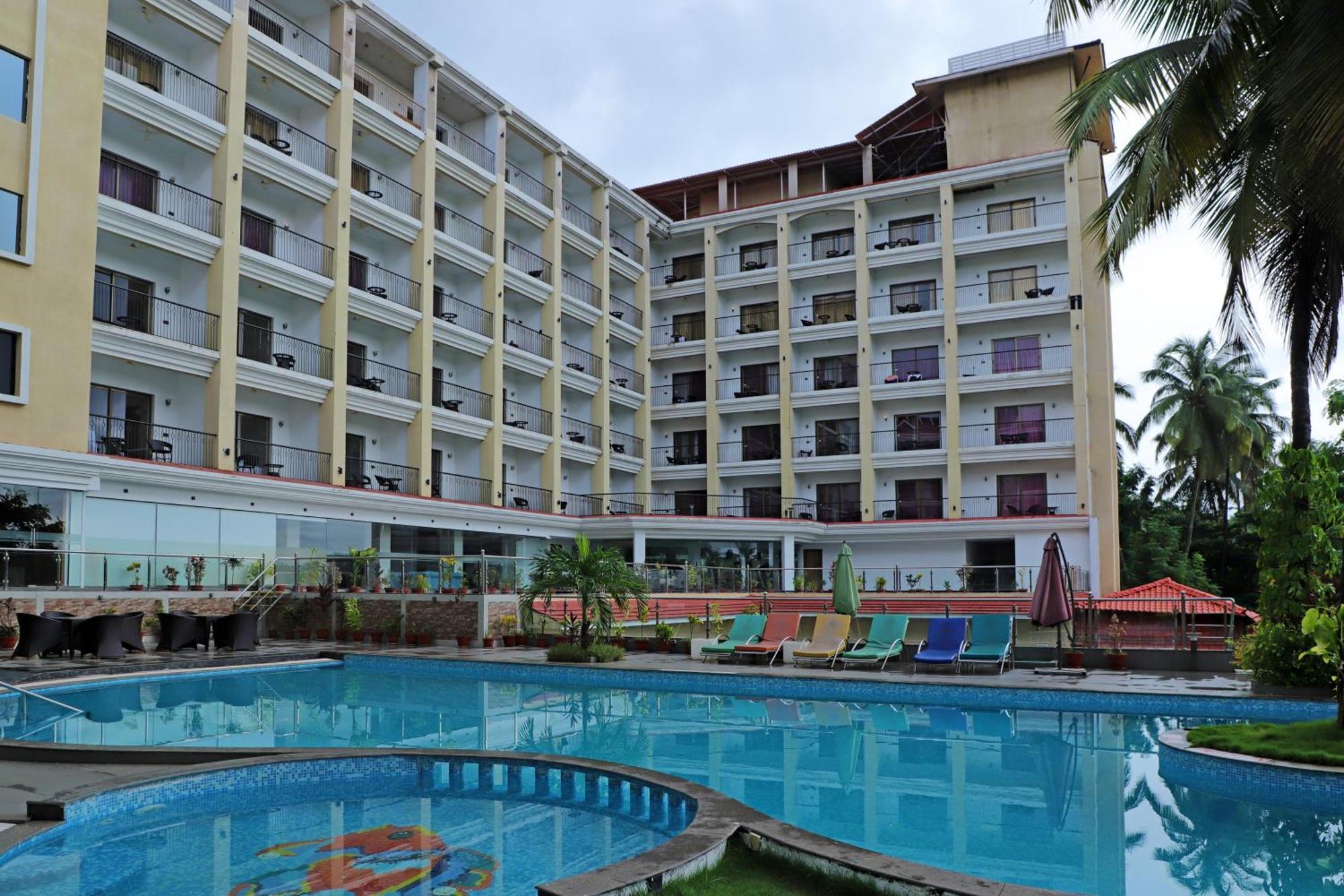 Golden Tulip Candolim, Goa Hotel Exterior photo